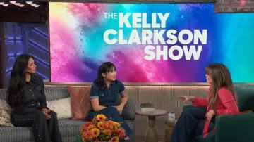 Mono de manga corta de Paige Anessa usado por como se vio en The Kelly Clarkson Show el 21 de noviembre de 2024
