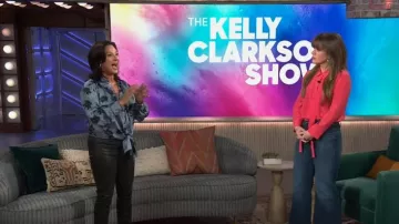 Cinq a Sept Marianna Floral Embellecedor Tie Front Top usado por Emily Kaufman como se vio en The Kelly Clarkson Show el 21 de noviembre de 2024