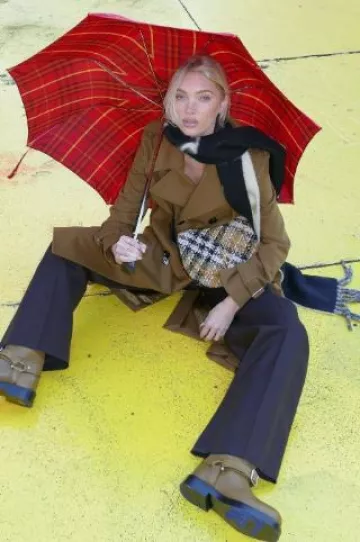 Bufanda de lana con el logotipo de Burberry usada por Elsa Hosk en su publicación de Instagram el 21 de noviembre de 2024