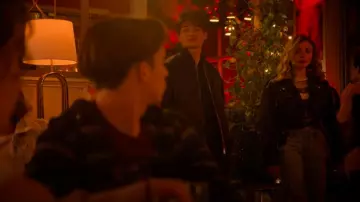 Chaqueta motera corta de piel sintética de Zara usada por Tory Nichols (Peyton List) como se ve en Cobra Kai (S06E08)