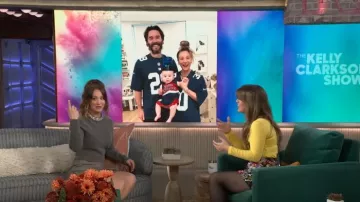 Pull orné d’autoportrait porté par Kaley Cuoco tel qu’on le voit dans le Kelly Clarkson Show le 26 novembre 2024