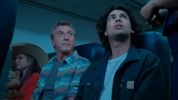 Chaqueta Levi's Between Season Sunrise Trucker en Petrol Emerald usada por Miguel Diaz (Xolo Maridueña) como se ve en Cobra Kai (S06E08)