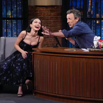 Falda midi plisada de la colección Michael Kors usada por Rachel Zegler en Late Night with Seth Meyers el 21 de noviembre de 2024