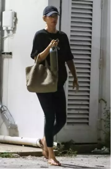 Bouteille Owala Freesip en Forresty portée par Gisele Bündchen à Miami Beach le 21 novembre 2024