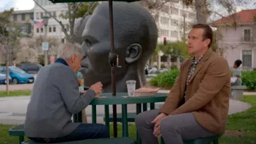 Pierre Cardin Blazer Olson pour homme porté par Jimmy (Jason Segel) comme on le voit dans Shrinking (S02E01)