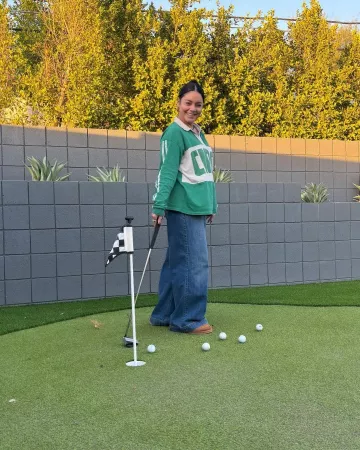 Polo de rugby Free People Ciao usado por Vanessa Hudgens en su publicación de Instagram el 21 de noviembre de 2024