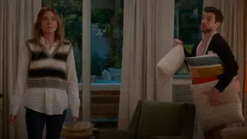 Veronica Beard Spear Mixed Media Sweater Vest Top porté par Liz (Christa Miller) comme on le voit dans Shrinking (S02E01)