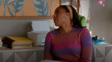 Simon Miller Axon Rib-Knit Midi-Dress portée par Gaby (Jessica Williams) comme on le voit dans Shrinking (S02E02)