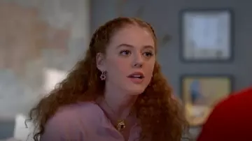 Mondo Mondo Tropicana Collier En Or porté par l’Été (Rachel Stubington) comme on le voit dans Rétrécissement (S02E02)