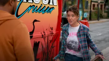 Mother The Rowdy Logo-Print Recyclé porté par Liz (Christa Miller) comme on le voit dans Shrinking (S02E02)