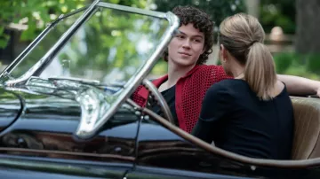 Découvrez le look de Cruel Intentions : Lucien Belmont (Zac Burgess) porte une chemise décontractée en crochet de coton rouge dans l’épisode 1 de la saison 1