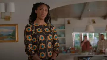 La Doublej Swing Robe longue en crêpe à imprimé floral portée par Gaby (Jessica Williams) comme on le voit dans Shrinking (S02E03)