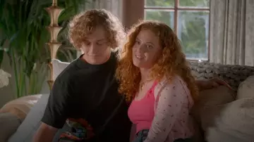 Skims Soft Lounge Zip Up Sweat à capuche porté par l’été (Rachel Stubington) comme on le voit dans Shrinking (S02E03)