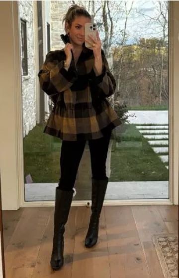 Frame Le High Skinny Jeans in Film Noir worn by Kristin Cavallari on her Instagram Story on November 22, 2024