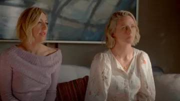 Blusa de mezcla de lino de H&M usada por Jenny como se ve en Shrinking (S02E03)