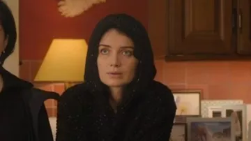 Vestuario de Bad Sisters: Becka Garvey (Eve Hewson) usa sudadera con capucha de lentejuelas en la temporada 2