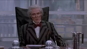 Tenues de Batman Returns : Christopher Walken porte un costume à rayures grises et noires pour incarner Max Shreck dans le film