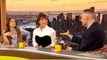 Vestido de técnica mixta en capas de Staud Hazel usado por Gasteyer de Ana como se vio en The Drew Barrymore Show el 13 de noviembre de 2024
