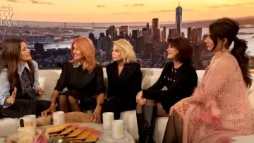 Emilia Wickstead Lorelei Falda midi floral moiré usada por Sharon Horgan en The Drew Barrymore Show el 18 de noviembre de 2024