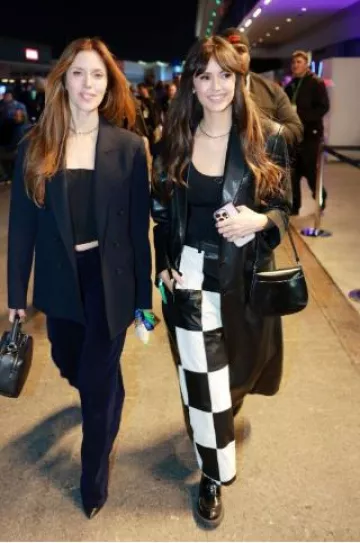 Sac à bandoulière en cuir Prada Cleo porté par Nina Dobrev lors des visites de la zone South Koval et de l’application Visa Cash Rb Garage avant le Grand Prix de F1 de Las Vegas à Las Vegas, Nevada, le 23 novembre 2024