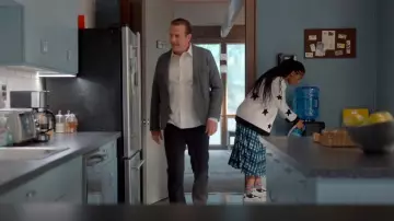 Soludos Yin Yang Platform Sneaker portée par Gaby (Jessica Williams) comme on le voit dans Shrinking (S02E05)