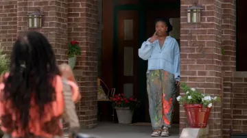 Jordan Air 1 Low Women's worn by Courtney (Courtney Taylor) as seen in Shrinking (S02E05)