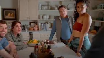 Sweat-shirt de survêtement bleu porté par Gaby (Jessica Williams) comme on le voit dans Shrinking (S02E07)