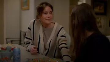 La Ligne Playa Cashmere Knit Heather Cream Tan Navy Stripe Cardigan porté par Liz (Christa Miller) comme on le voit dans Shrinking (S02E08)