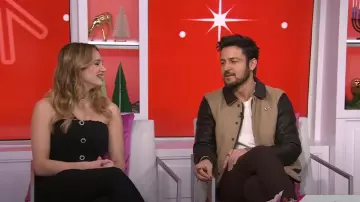 Mono de crepé Self Portrait usado por Hunter King como se ve en Today el 27 de noviembre de 2024