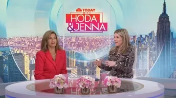 Cinq a Sept Benji Wide Leg Jeans en índigo usados por Hoda Kotb como se ve en Today with Hoda & Jenna el 27 de noviembre de 2024