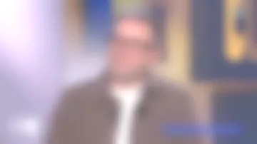 Guillaume de Tonquédec wears a brown wool jacket in the C l'hebdo show on November 23, 2024