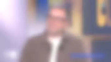 Guillaume de Tonquédec luce una chaqueta de lana marrón en el desfile de C l'hebdo el 23 de noviembre de 2024