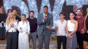 Falda de traje cruzado embellecida con adornos de Des Phemmes usada por Jenna Johnson como se vio en Good Morning America el 27 de noviembre de 2024