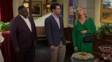 Johanna Ortiz Crossing Currents Robe portefeuille en soie portée par Gemma Johnson (Beth Behrs) comme on le voit dans The Neighborhood (S07E05)