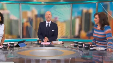 Robe Simon Miller Axon en Matisse Blue Multi portée par Michelle Miller comme on le voit dans CBS Mornings le 28 novembre 2024