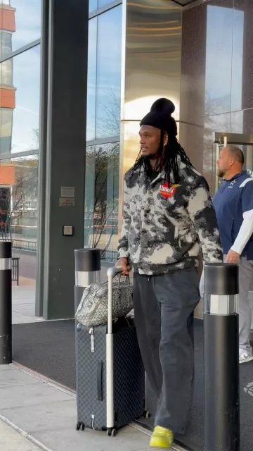 Bolso Goyard Grey Ambassade usado por CeeDee Lamb en la cuenta de Instagram @dallascowboys