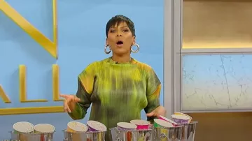 Pleats Please Issey Miyake Abstract Print Robe plissée à manches longues portée par Tamron Hall telle qu’elle a été vue lors du spectacle de Tamron Hall le 27 novembre 2024