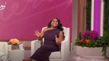 Solace London Robe midi épaule en jersey et crêpe froncé Amaya portée par Sherri Shepherd, vue à Sherri le 25 novembre 2024