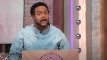 Sweat-shirt en denim Zara Seamed porté par Jawn Murray comme on le voit à Sherri le 27 novembre 2024