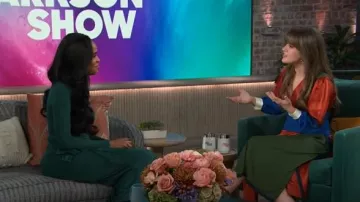 Robe portefeuille Tory Burch portée par Kelly Clarkson comme on le voit dans The Kelly Clarkson Show le 27 novembre 2024