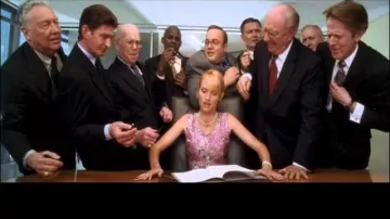 Tenues de Hitch : Allegra (Amber Valletta) porte une robe de cocktail fourreau en soie rose Prada dans le film