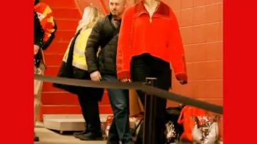 Taylor Swift usa un suéter rojo de LV en el juego de los Chiefs contra Las Vegas Raiders el 29 de noviembre de 2024