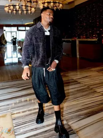 Bottines Chelsea Prada en cuir noir monolithes portées par Fridayy sur le compte Instagram @fridayy