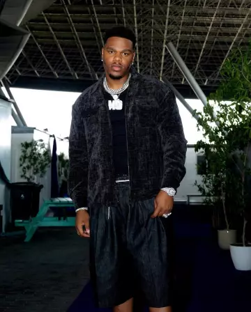 Surchemise Hakim en velours noir portée par Fridayy sur le compte Instagram @fridayy