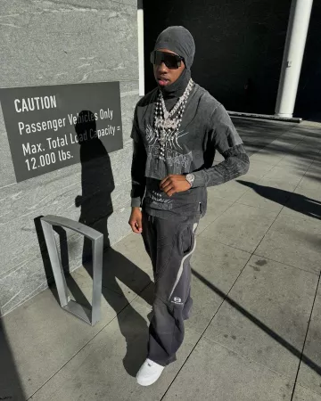 Givenchy Black Multi Logo Layered Hooded T usado por Rob49 en la cuenta de Instagram @rob49up