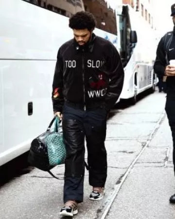 Veste Cactus Plant Flea Market Dark Brown Velour Too Slow portée par Caleb Williams sur le compte Instagram @chicagobears