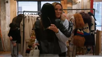 Sac Dior Medium Lady D-Joy porté par Heather Gay tel qu’on le voit dans The Real Housewives of Salt Lake City (S05E10)