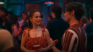 Top en viscose imprimée à bretelles The Kooples porté par Kimberly Finkle (Pauline Chalamet) comme on le voit dans La vie sexuelle des étudiantes (S03E02)