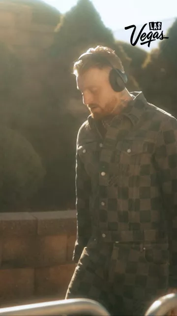 Chaqueta de mezclilla Louis Vuitton Dark Indigo Tinted Damier usada por Maxx Crosby en la cuenta de Instagram @raiders