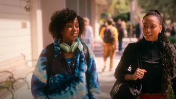 Casque supra-auriculaire sans fil Apple AirPods Max porté par Willow (Renika Williams) comme on le voit dans La vie sexuelle des étudiantes (S03E02)